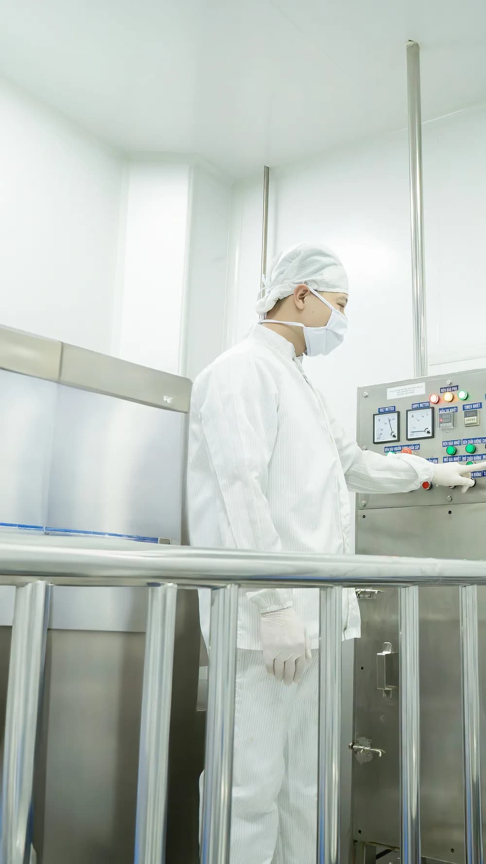 Nhân viên thao tác tại một bảng điều khiển