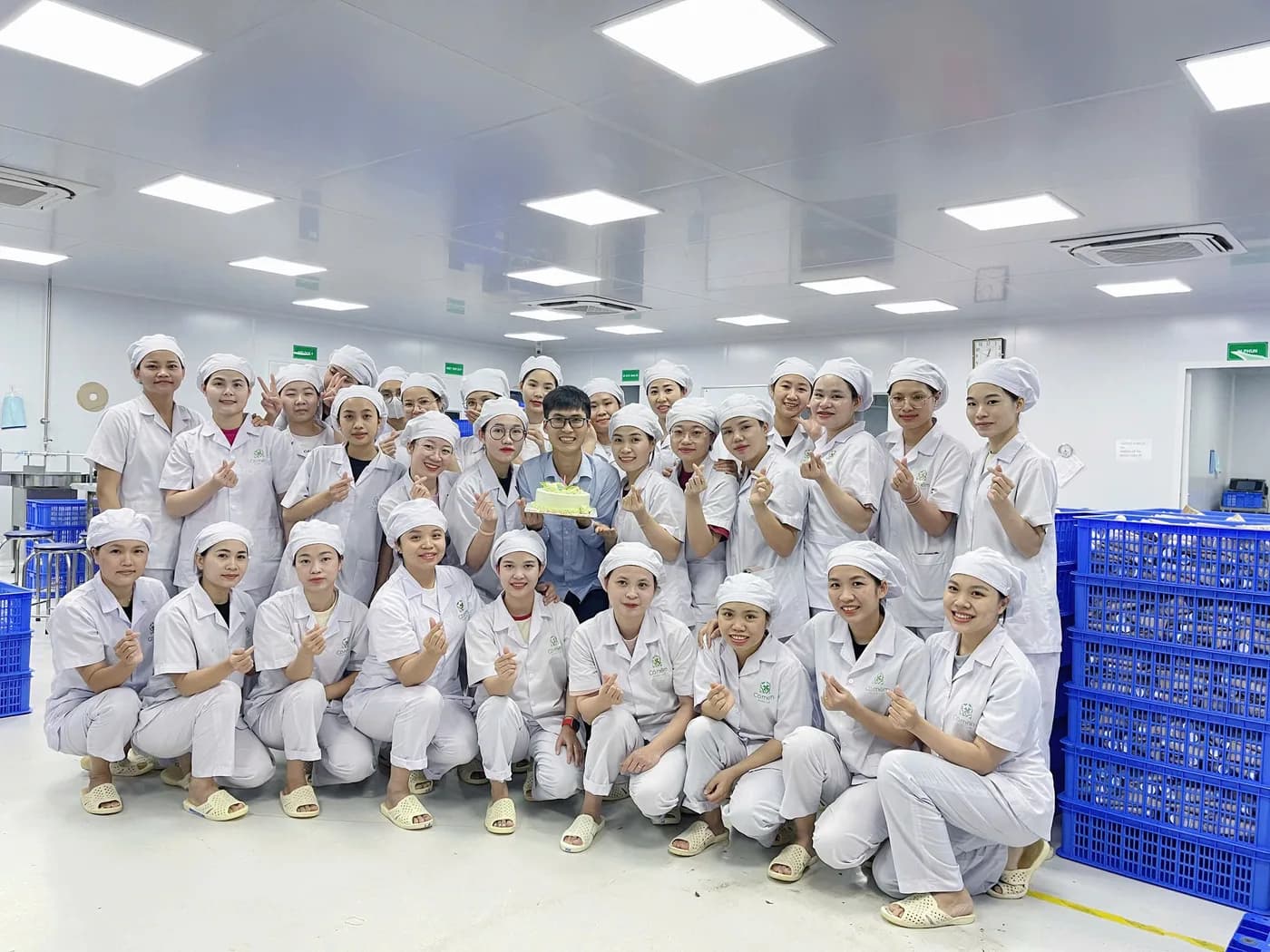 Ảnh tập thể tại khu vực sản xuất