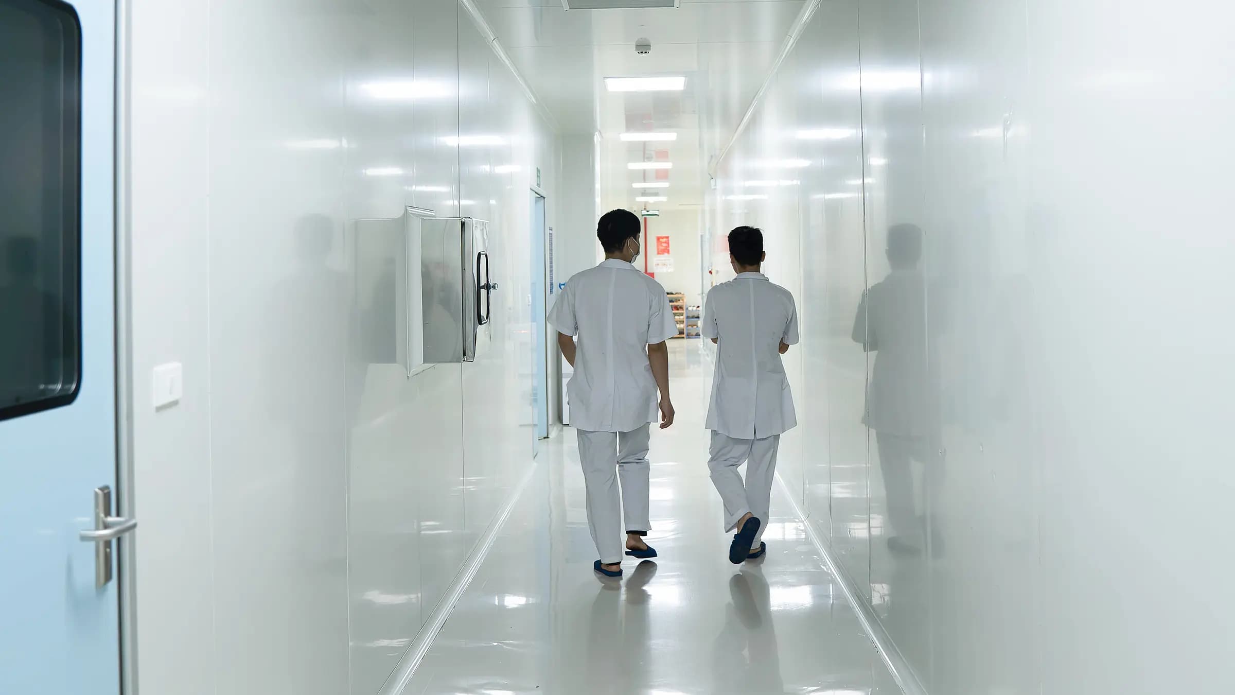 Hành lang trong khu vực có hai nhân viên