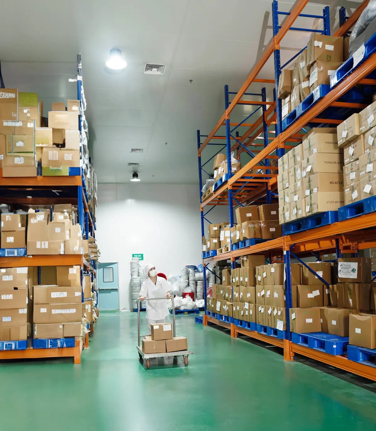 Khu vực lưu trữ có nhiều thùng hàng